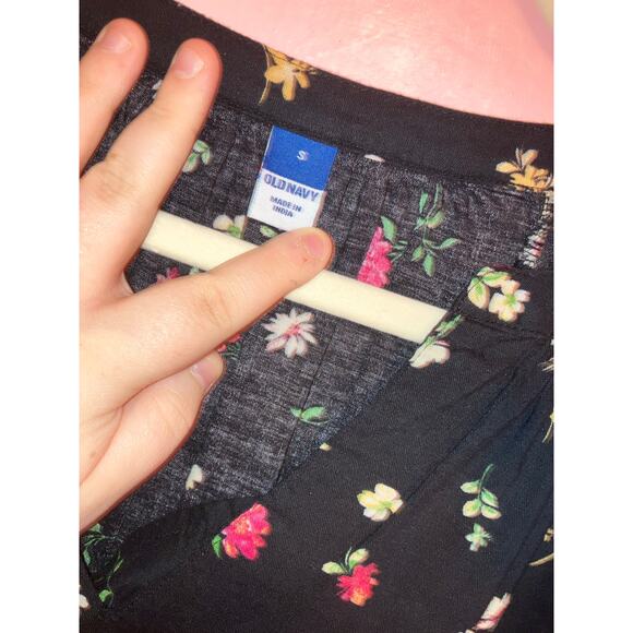 Old Navy black floral blouse size small - Picture 3 of 5